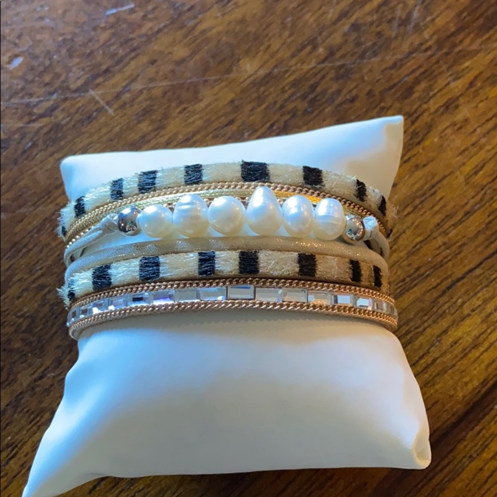 NWOT Pearl, leather, fur bracelet